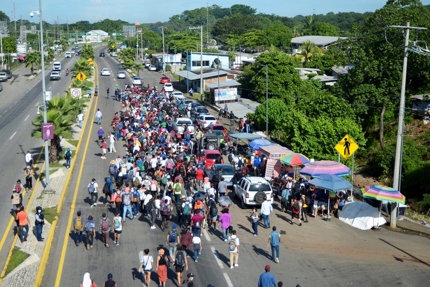 Hàng trăm người đang đi bộ từ Mexico đến Mỹ